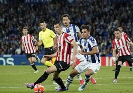 Guruzeta pelea un balón con Zubimendi, ahora en el Arsenal, ante la atenta mirada de Oyarzabal.
