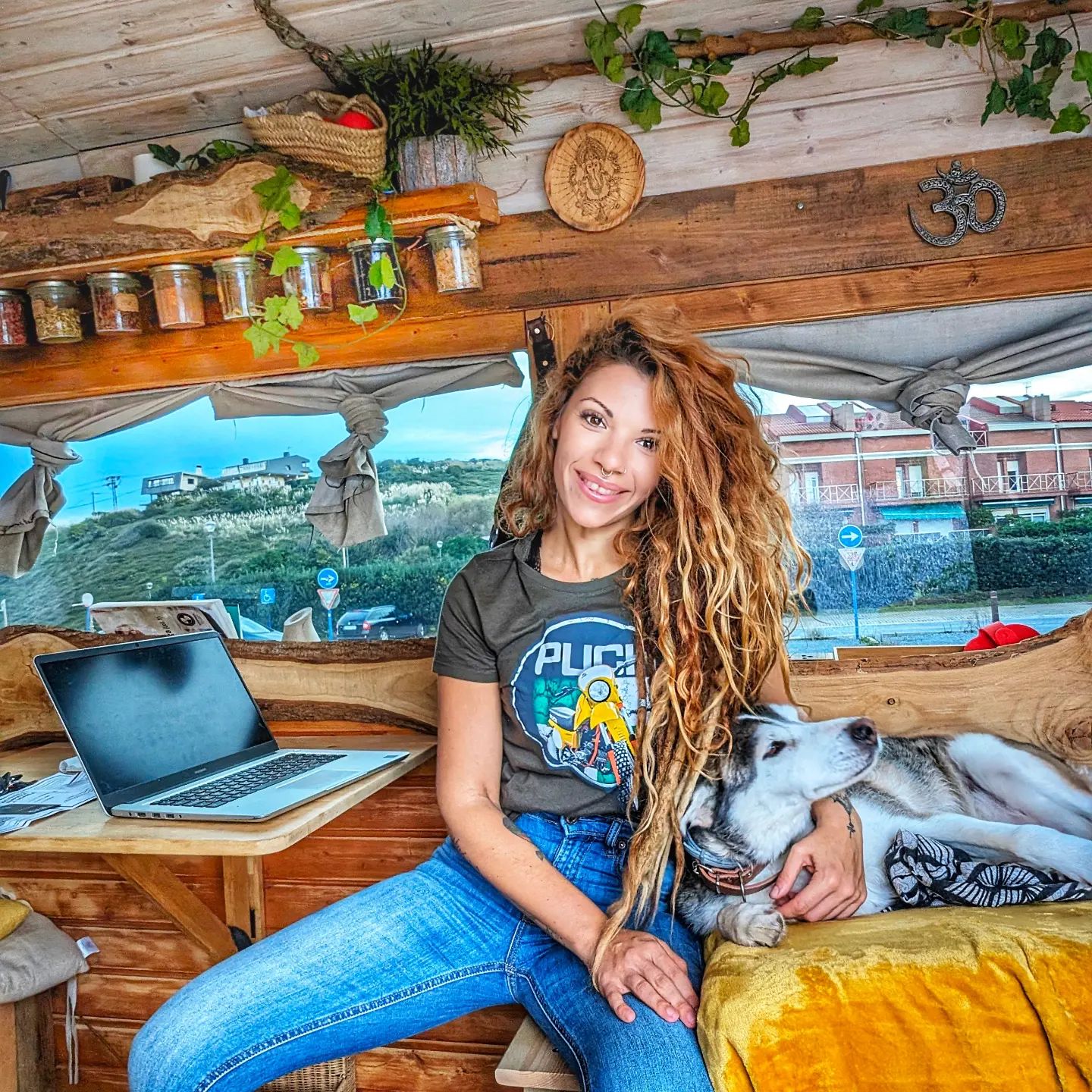 Diana, la vizcaína que ha transformado un minibús en su hogar y recorre el mundo sobre ruedas