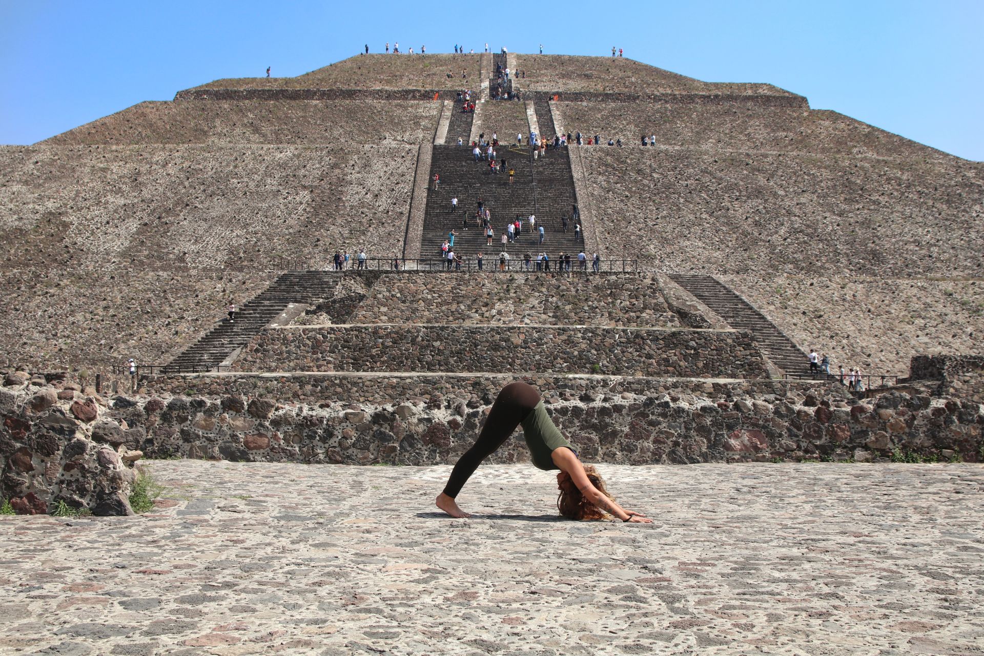 Diana, la vizcaína que ha transformado un minibús en su hogar y recorre el mundo sobre ruedas