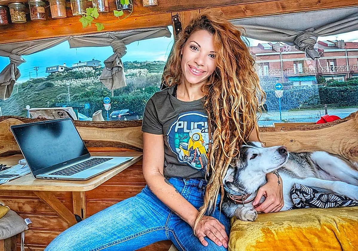 Diana Santos ha transformado un minibús en su hogar.