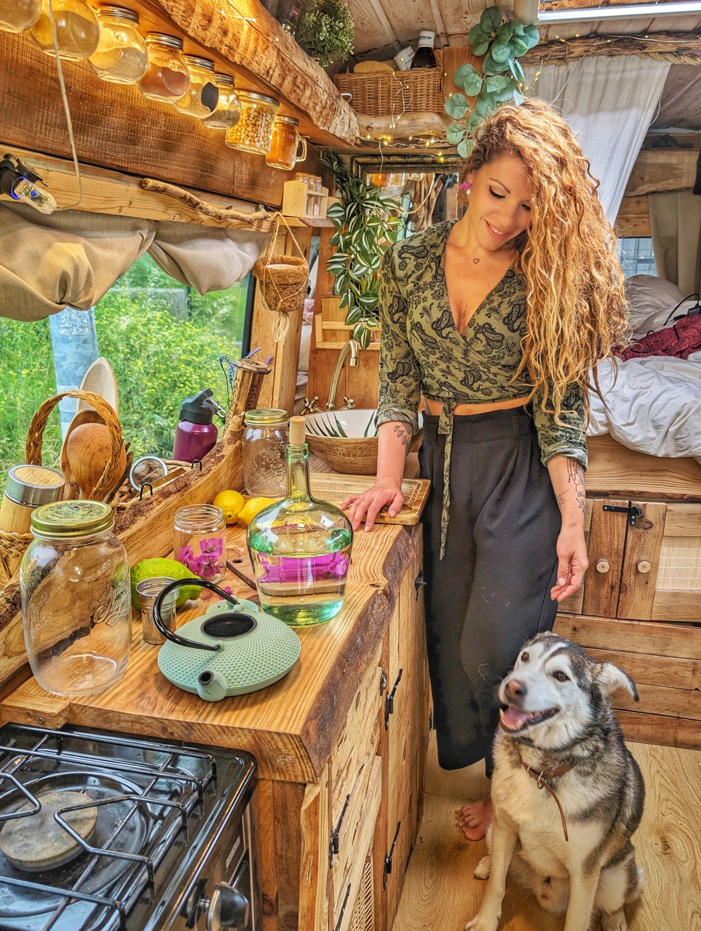 Diana, la vizcaína que ha transformado un minibús en su hogar y recorre el mundo sobre ruedas