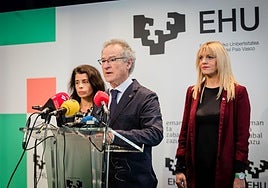 El rector, Joxerramon Bengoetxea, ha comparecido junto con las vicerrectoras Estitxu Garai e Ixone Fernández de Labastida.