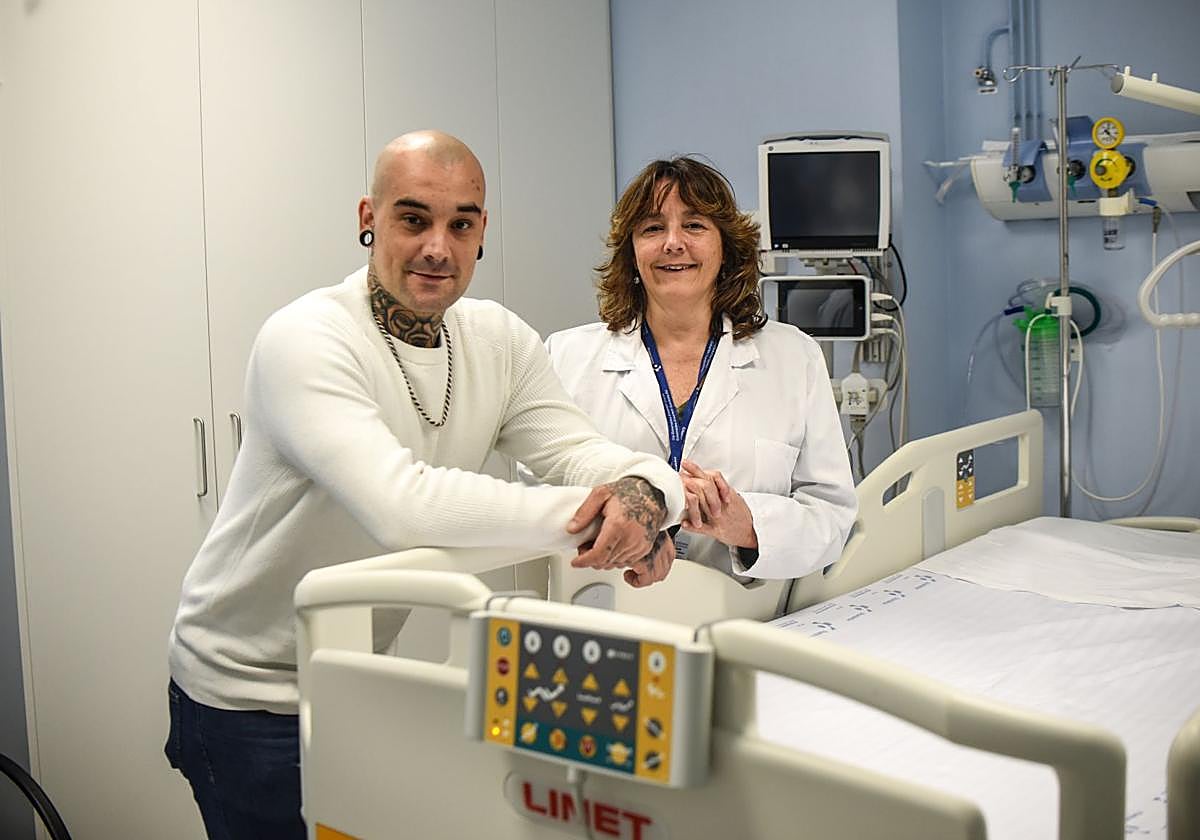 Estebe Oseguera y Mari Mar Freijo, paciente y médico, en la unidad de ictus de Cruces.