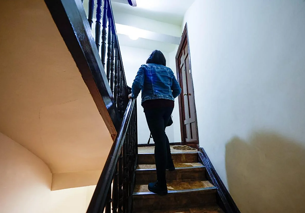 Una mujer asciende por la escalera donde tuvo lugar la agresión a una mujer en el casco antiguo de Irun.
