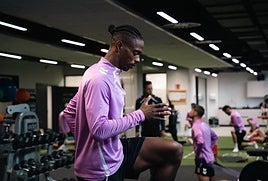 Jair Amador, uno de los llamados a ser itulares en Copa ante la falta de minutos en Liga, se ejercita en el gimnasio de Areitio.