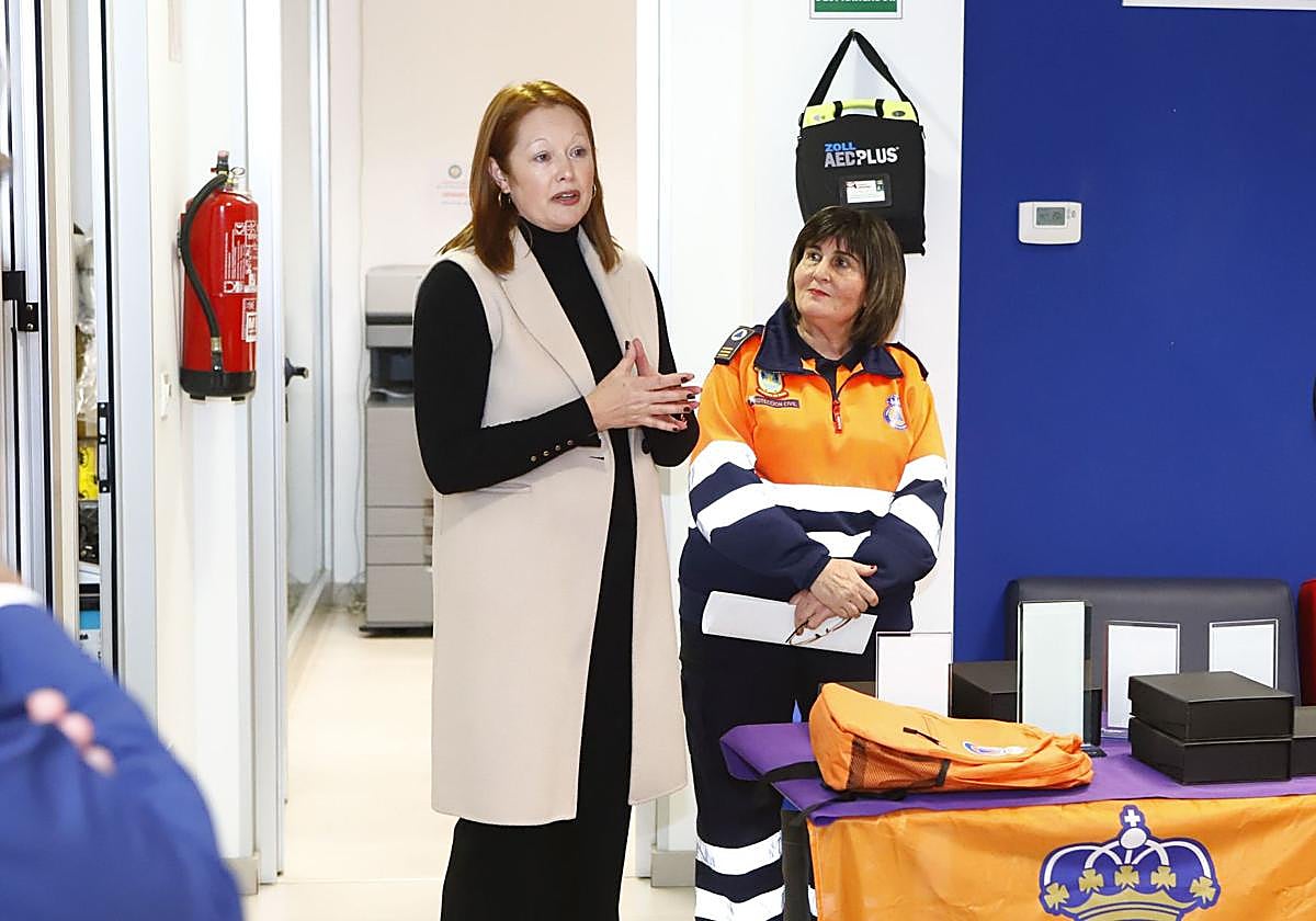 Irene Cortes, junto a la presidenta de la agrupación local de voluntarios, Pilar Morcillo.
