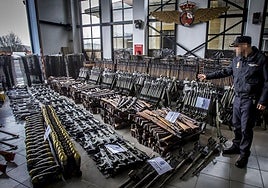 Las más de 10.000 armas incautadas en la armería de Getxo, durante la presentación en el hangar del cuartel de Basauri.