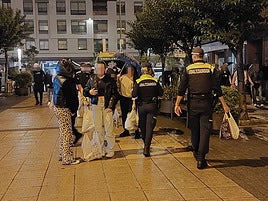 Agentes de la Policía de Getxo decomisan botellas de alcohol en las fiestas de Las Mercedes en una información ajena a esta noticia.