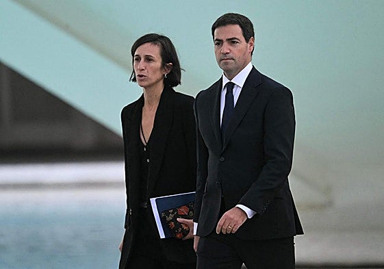 El lehendakari, a su llegada a la Ciudad de las Artes y las Ciencias acompañado de su jefa de gabinete, Nekane Zeberio.