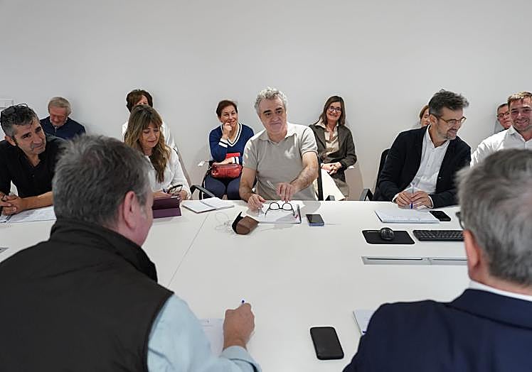 Los lectores, al fondo, durante la reunión de trabajo de la mañana.