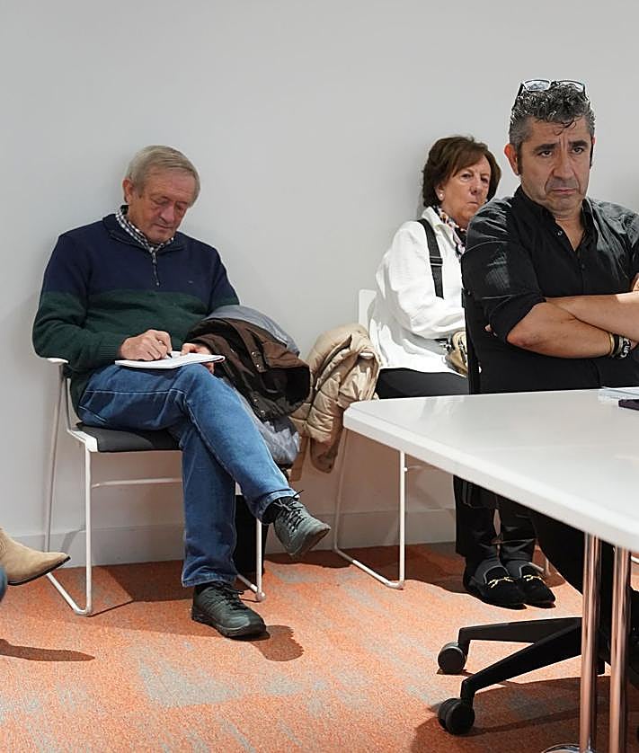 Imagen secundaria 2 - En una de las secciones del periódico y planteando preguntas y tomando notas durante la reunión. 