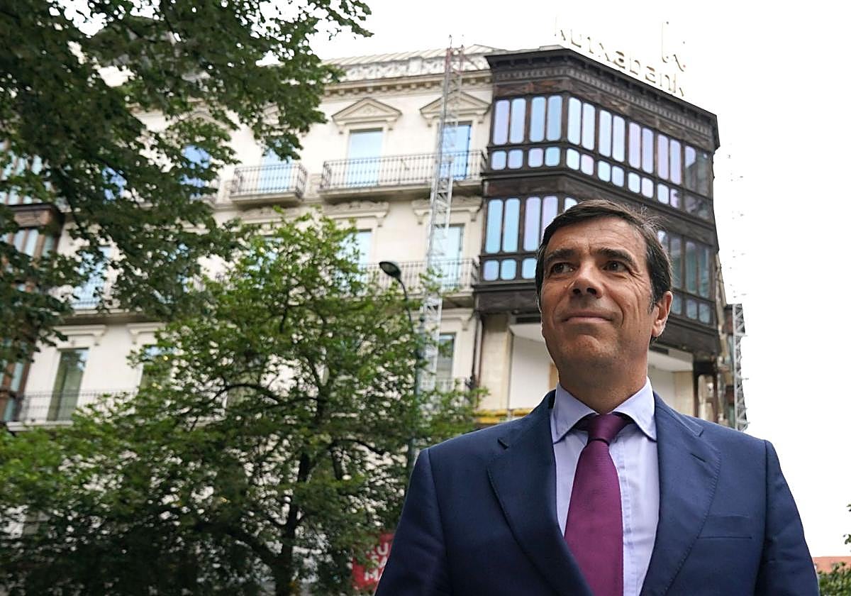 Anton Arriola, presidente de Kutxabank, junto a la sede del banco en Bilbao