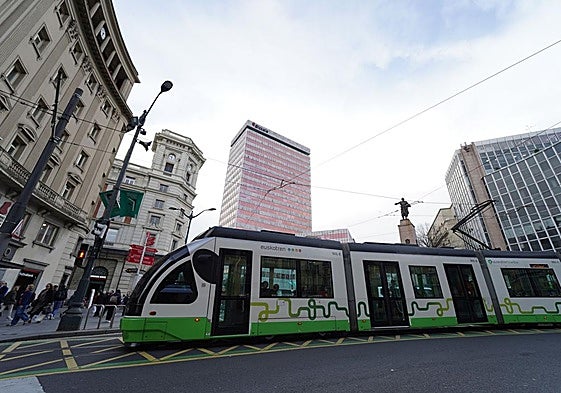 La prolongación del tranvía por Autonomía y Hurtado de Amézaga debe esperar
