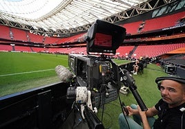 Un cámara situado en San Mamés.