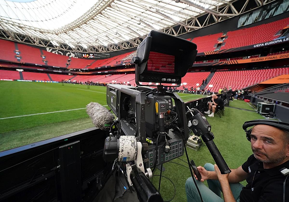 Un cámara situado en San Mamés.