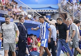 Benavídez, consolado por Coudet tras lesionarse ante el Atlético.