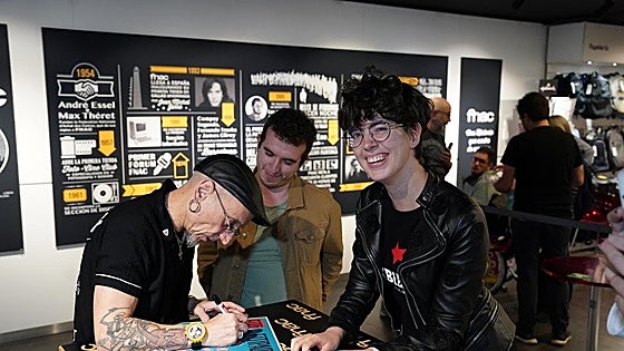 Fito convierte la FNAC de Bilbao en un templo del rock con su firma más multitudinaria