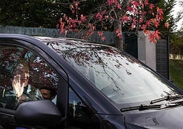 Juan Carlos de Borbón saluda a la salida de la clínica de Eduardo Anitua.