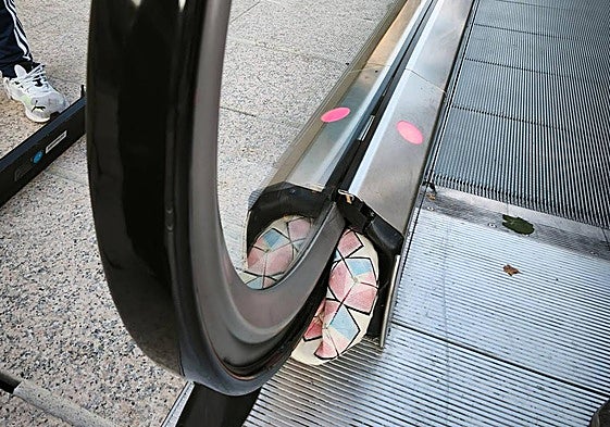 La rampa mecánica de la calle San Juan quedó inutilizada con un balón.