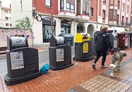 Varios contenedores junto a la Herriko Plaza.