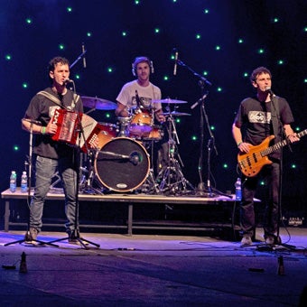 Con más de 30 años de trayectoria, es uno de los referentes de la música popular vasca, combinando sonidos tradicionales como la trikitixa con un estilo festivo y accesible