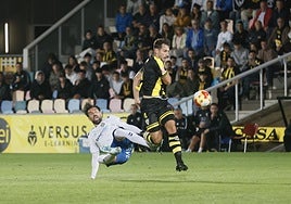 Unai Dufur conduce el balón ante la oposición de Enric Gallego.
