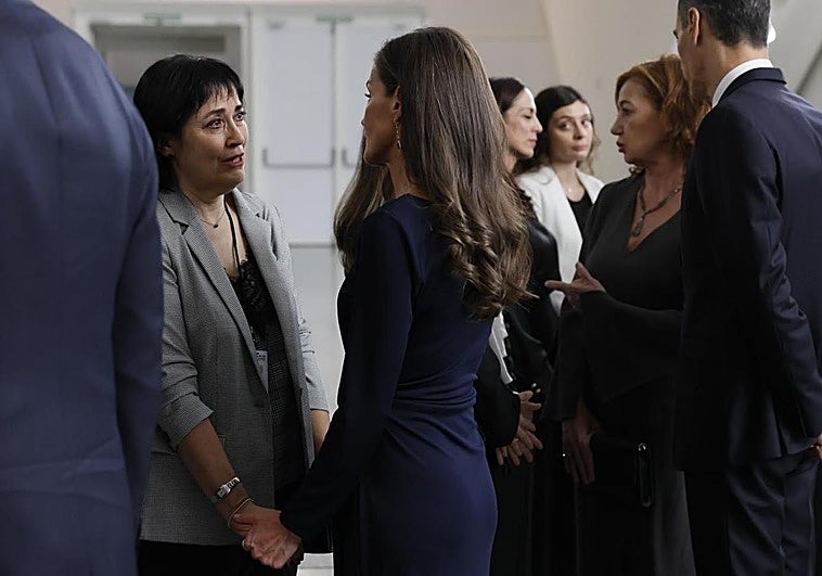 La Reina Letizia no dudó en saltarse el protocolo y abrazar o coger de las manos a las víctimas.