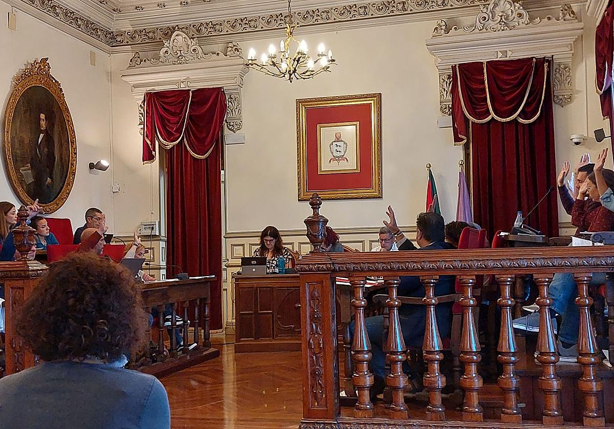 Momento de la sesión plenaria en la que la oposición en bloque ha alzado la mano para votar en contra de la subida de tasa.