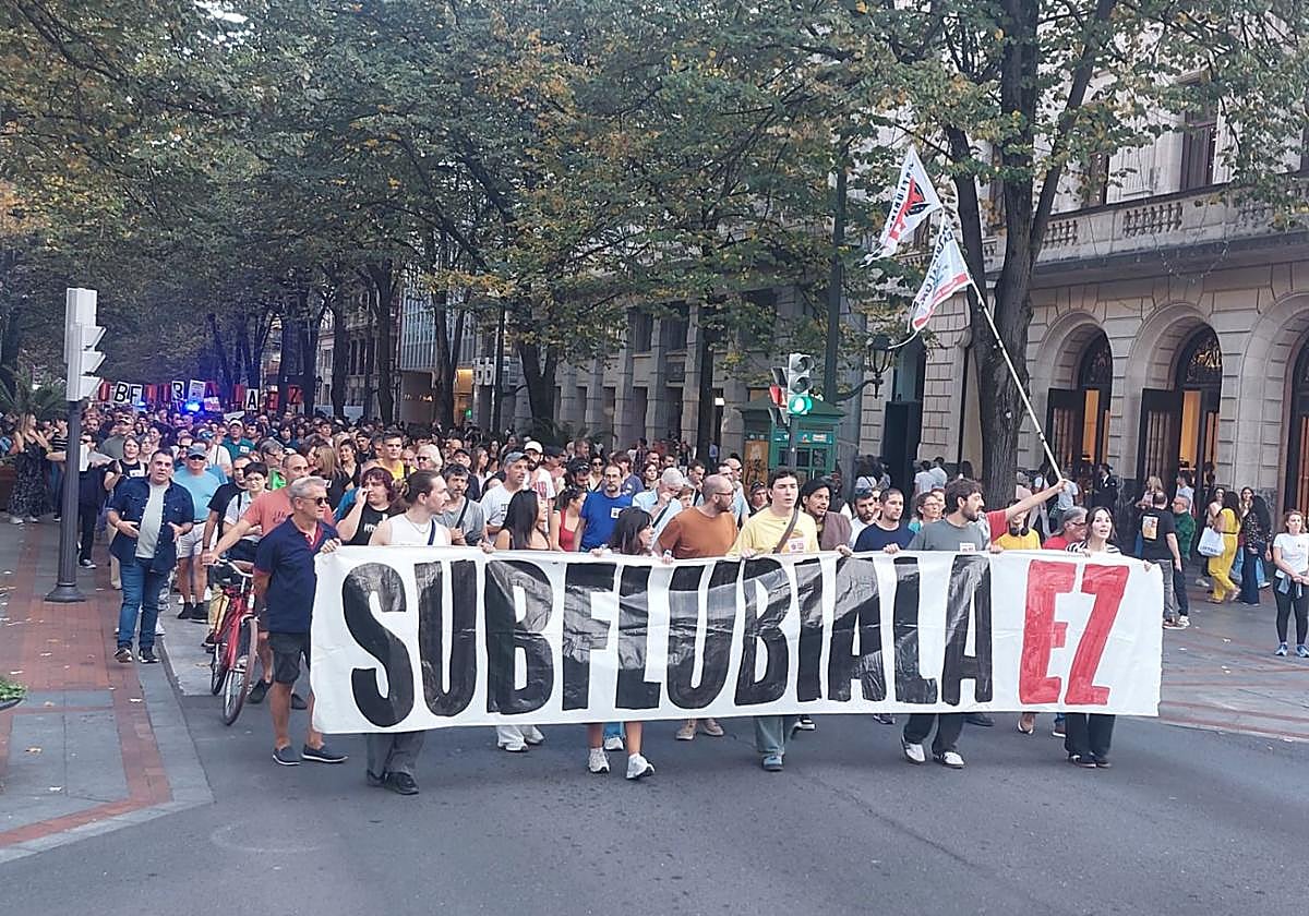 Participantes en una manifestación celebrada en Bilbao en contra de la construcción del subfluvial.