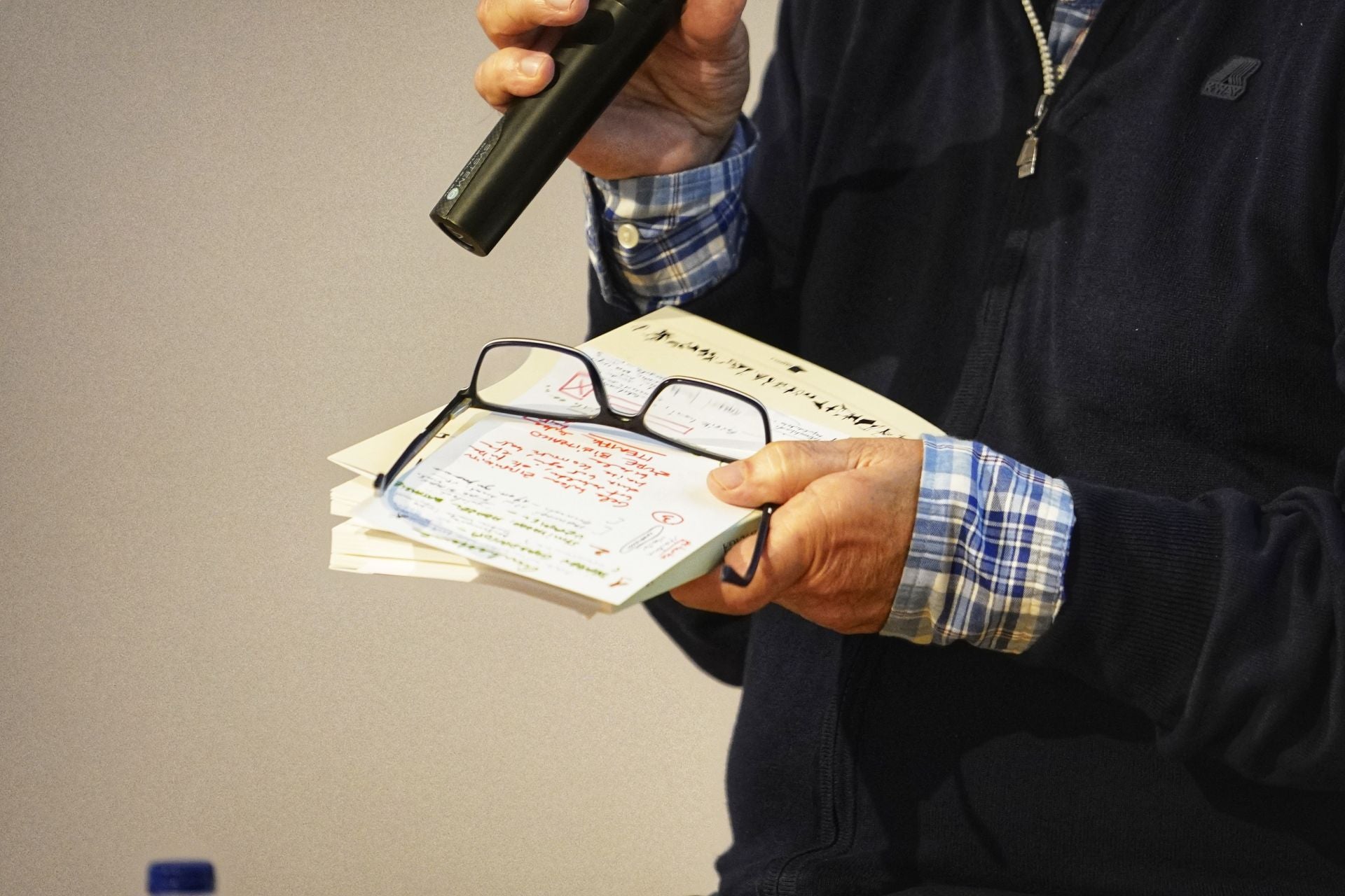 Un detalle de sus notas durante la presentación.