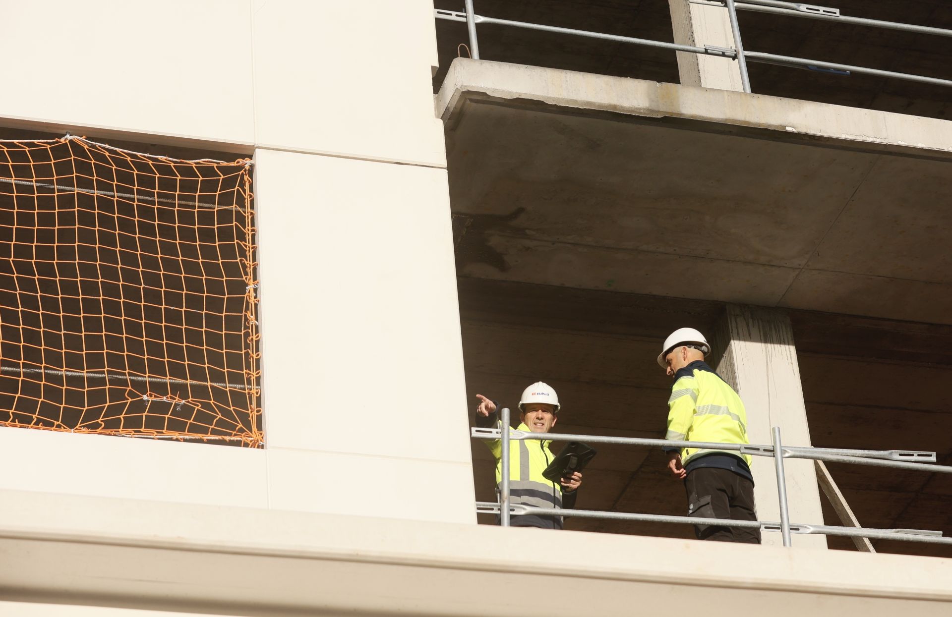 Unai Irastorza, dirigiendo las obras de una promoció que Construcciones Sukia levanta en Derio.