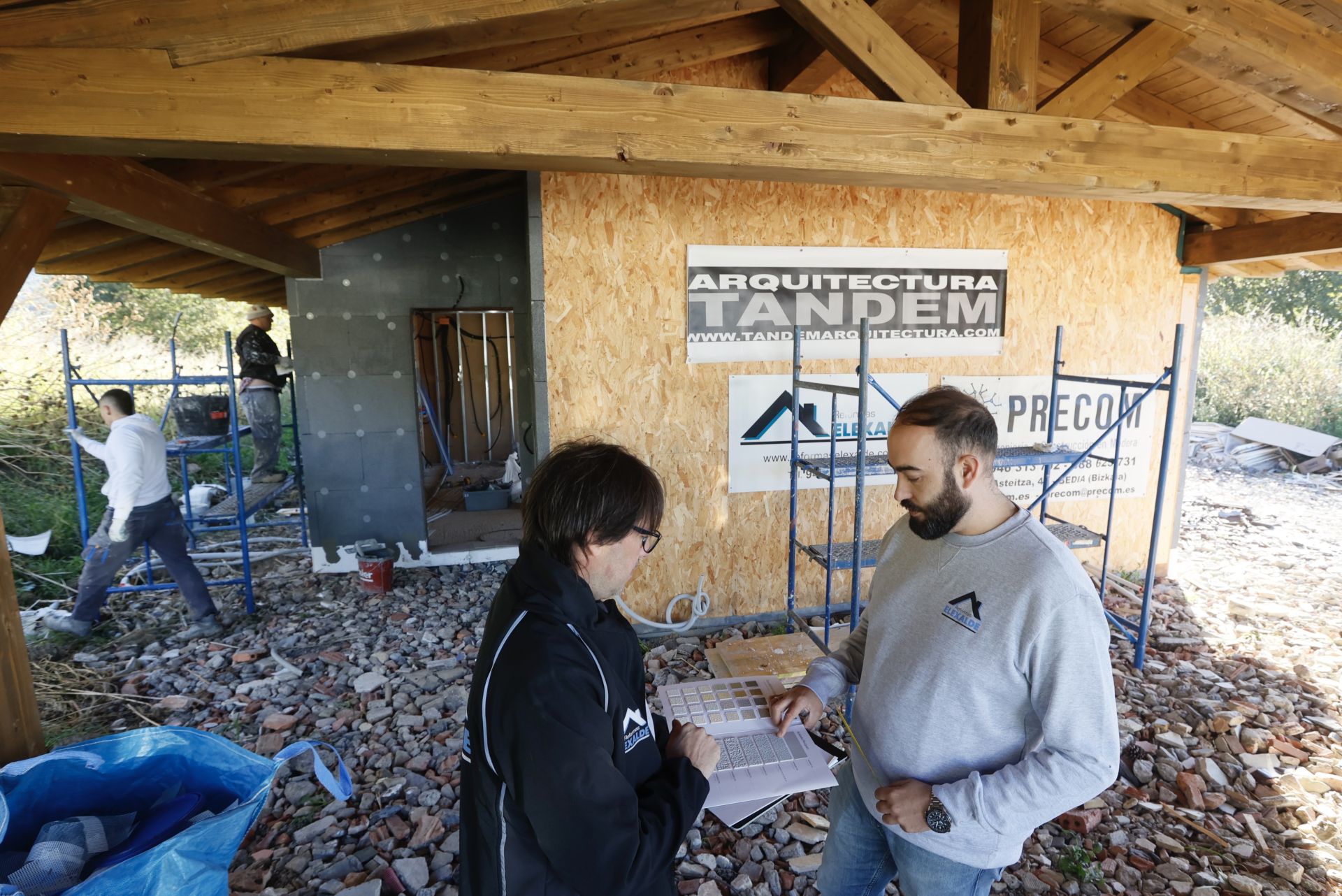 Sergio Prieto y David Puerta en la construcción de un chalet que desarrollan en Maruri.