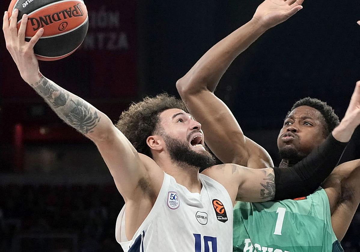 Diakite salta para taponar a Cordinier.