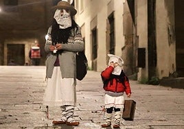 Madre e hijo durante la 'Gau Beltza'.