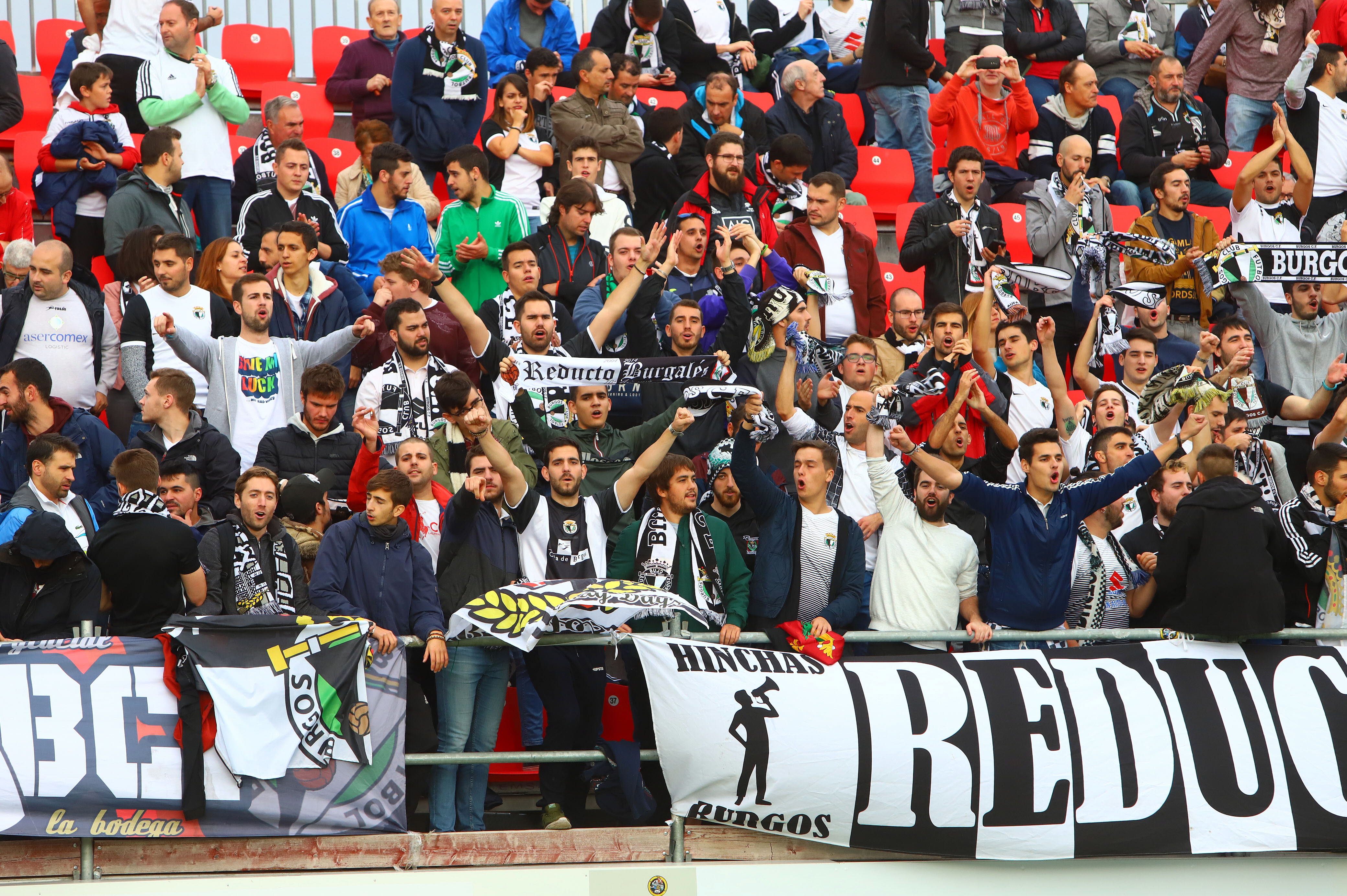 Aficionados del Burgos, en Anduva.