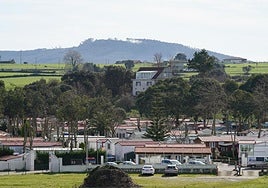 Vistas del camping Arenas de Ajo, que cerrará buena parte de sus instalaciones por ampliarse en terrenos ilegales.