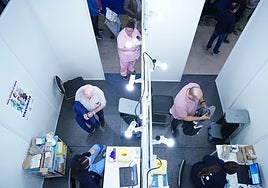 Dos personas se disponen a recibir el suero antigripal en el vacunódromo habilitado en La Casilla.