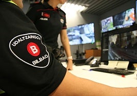 La denuncia por el robo de dos bolsos en un pub de Bilbao acaba con una banda especializada en estafas bancarias