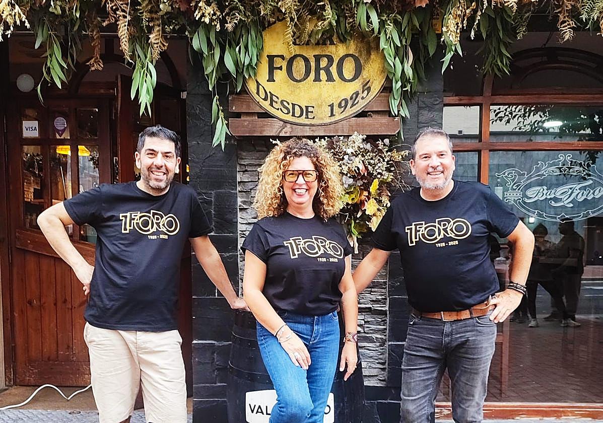 Aitor Resa e Iñaki, los dos hermanos al frente del negocio, junto a Mónica, la mujer de este último, encargada de la cocina.