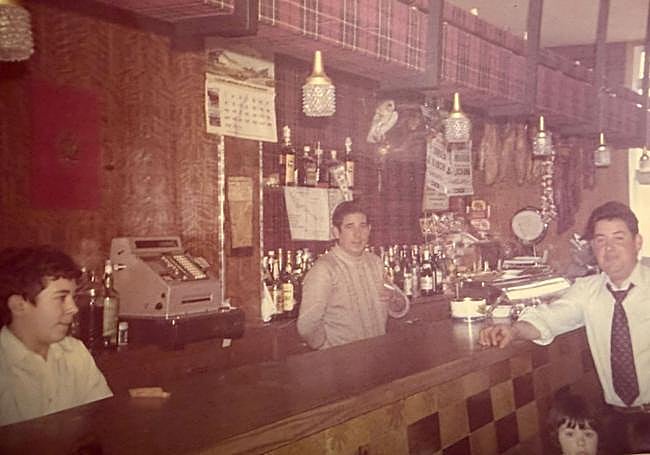 Telesforo Resa, quien dio nombre a este local, detrás de la barra.