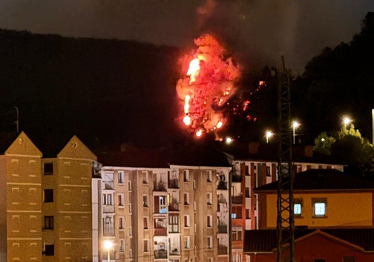 Las llamas a última hora del viernes.
