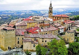 Torres de protección, viviendas encajadas en la muralla y estrechas calles empedradas dan forma a Labraza.