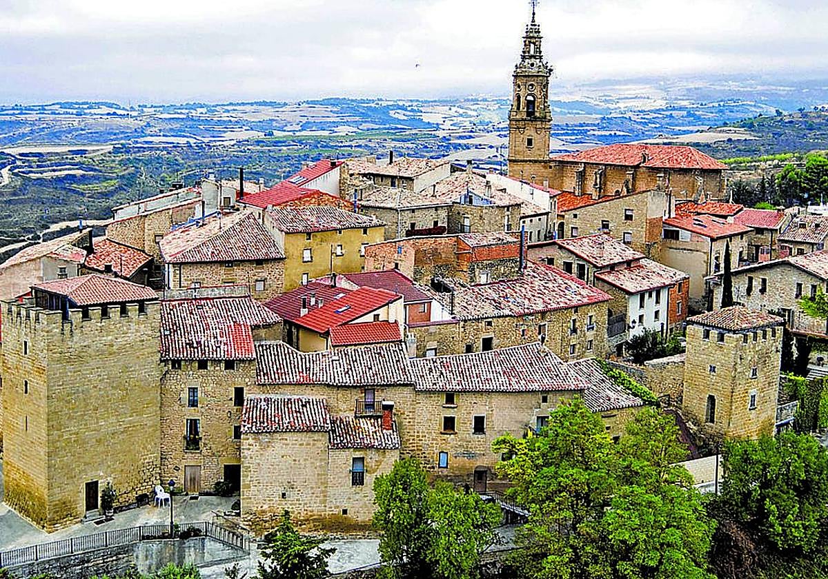 Torres de protección, viviendas encajadas en la muralla y estrechas calles empedradas dan forma a Labraza.