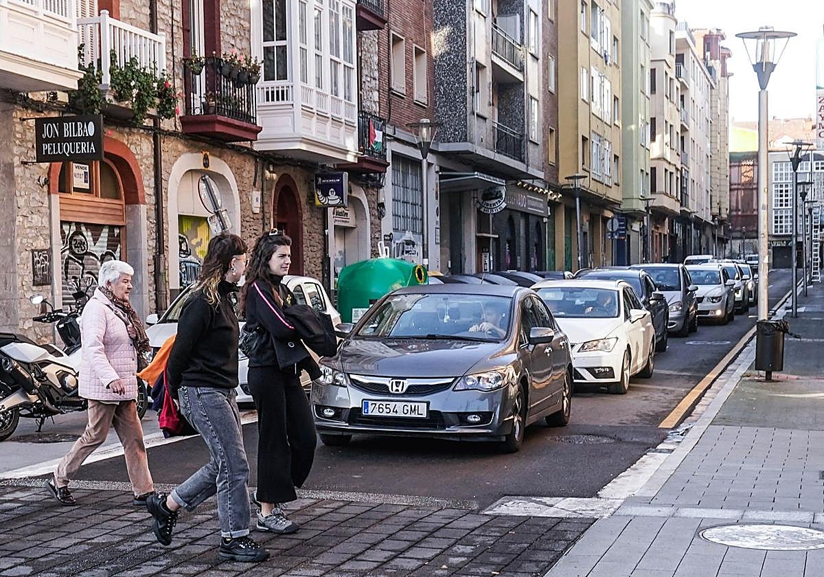 Calle La Libertad tras la supresión del paso de cebra.