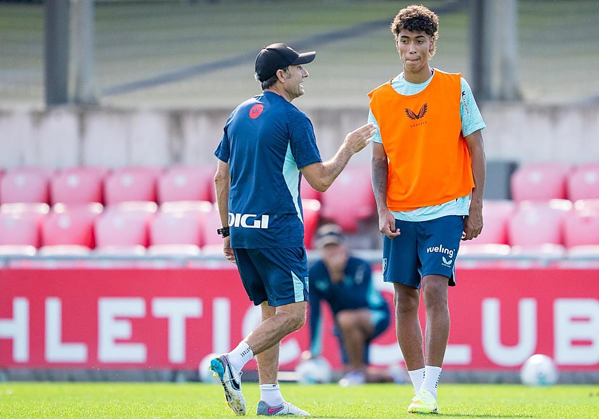 Selton atiende a las indicaciones de Valverde en un entrenamiento en Lezama.