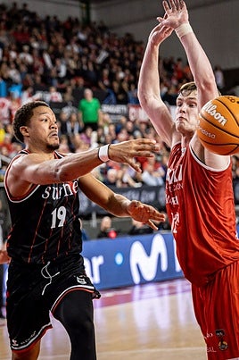 Pantzar trata de salvar la defensa de Steinbergs en la última visita del Surne al Manresa en febrero.