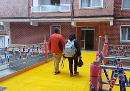 Los afectados por el derrumbe de un edificio en Santurtzi: «Estamos aliviados de poder volver a casa aunque la preocupación persiste»