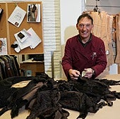 Ramón Ezkerra trabaja unas pieles en el taller-tienda que tiene en la calle Correo del Casco VIejo de Bilbao.