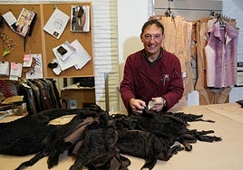 Ramón Ezkerra trabaja unas pieles en el taller-tienda que tiene en la calle Correo del Casco VIejo de Bilbao.