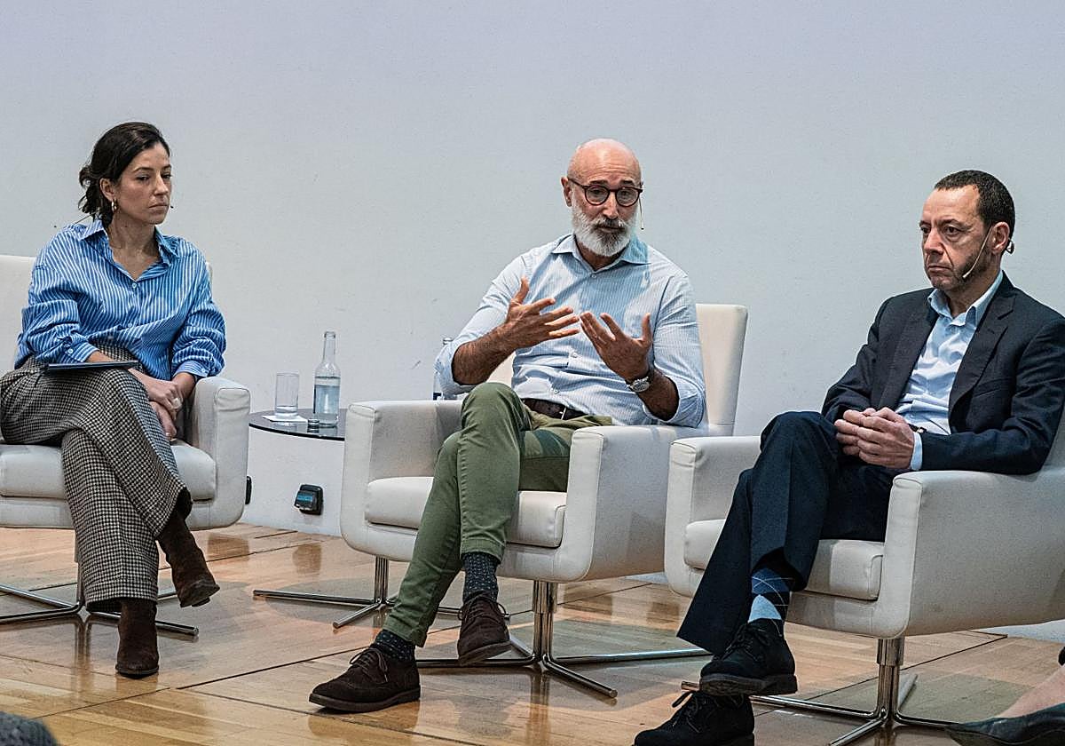 María Gómez (Gorlan), Imanol Torres (Eroski) y Luis Rodríguez (KIMA) reflexionaron sobre los retos de la IA.